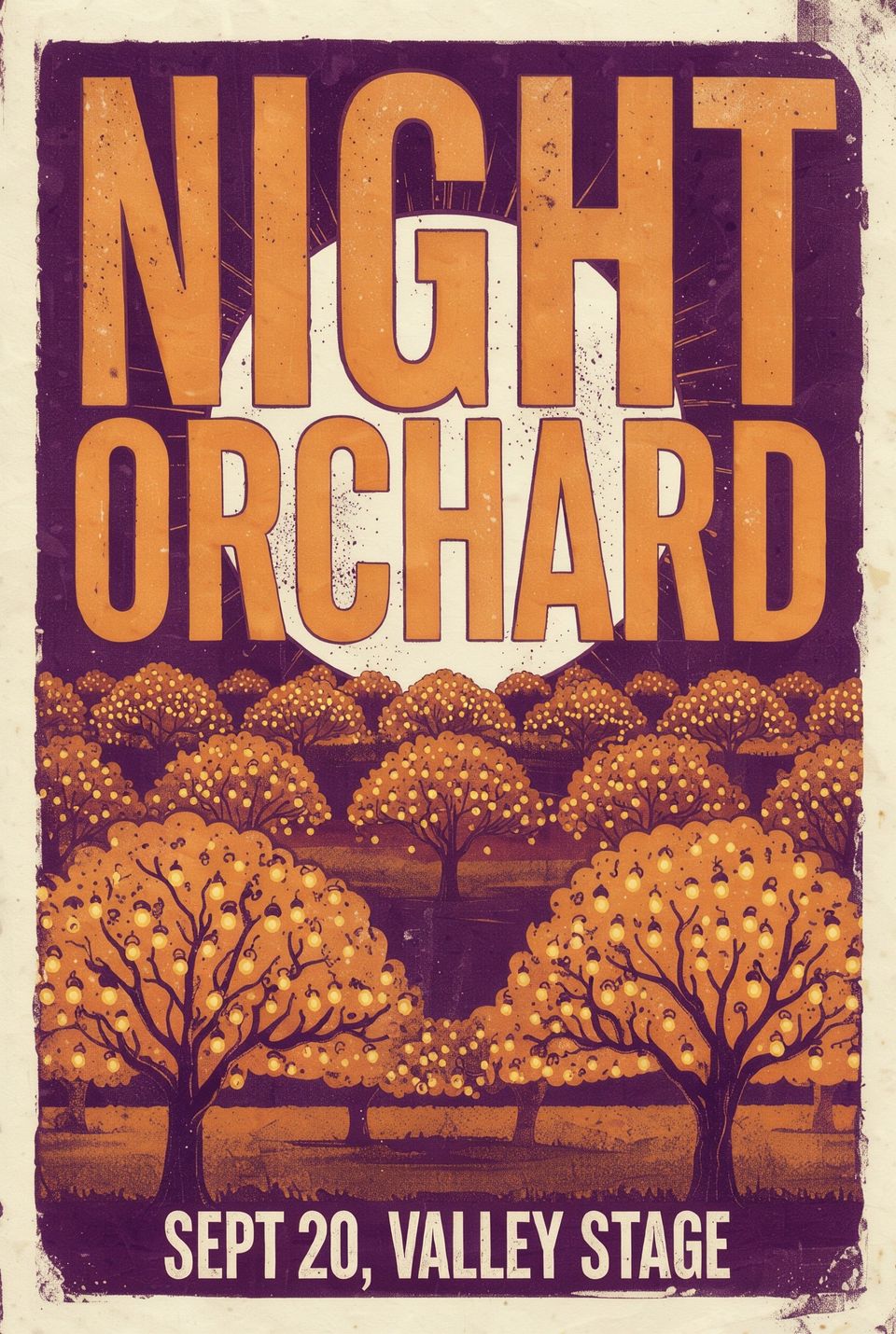 Siebdruck-Festivalposter mit dem Titel NIGHT ORCHARD in hohen bernsteinfarbenen Buchstaben über einem blassen Mond und Reihen leuchtender Obstbäume. Am unteren Rand steht SEPT 20, VALLEY STAGE in Pflaumenblau und Bernstein.