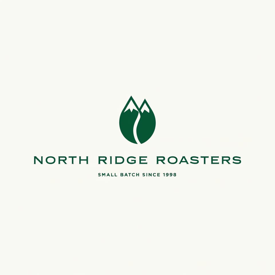 Ein Logo mit einer grünen Kaffeebohne in Form zweier verschneiter Gipfel über der Wortmarke NORTH RIDGE ROASTERS.