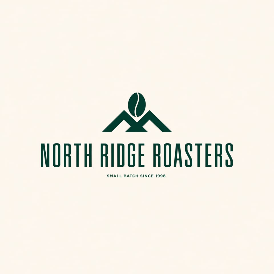 Logo für North Ridge Roasters: Eine dunkelgrüne Kaffeebohne ruht auf zwei kantigen Berggipfeln über der schmalen Wortmarke NORTH RIDGE ROASTERS und der Zeile SMALL BATCH SINCE 1998 auf cremefarbenem Hintergrund.