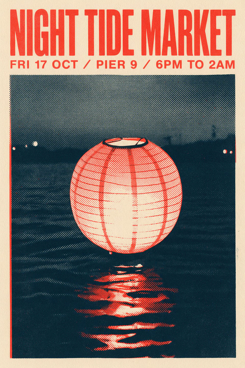 Ein Siebdruck-Poster mit der roten Überschrift NIGHT TIDE MARKET über einem Papierlampion in Rasteroptik, der auf dunklem Wasser treibt.