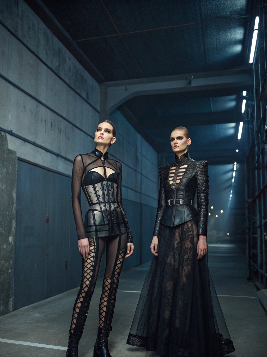 Кампейн Alexander McQueen коллекции 2025, мрачная и авангардная съемка. Фэшн-модели позируют в минималистичном пространстве темный, индустриальный фон с элементами металла, бетонных стен и холодного света. На моделях только архитектурные корсеты сложного дизайна, выполненные из материалов, таких как кожа, металл, кружево и прозрачные ткани. Драматичная эстетика: контрастное освещение, игра света и теней, подчеркивающая скульптурность корсетов. Атмосфера мистики и дерзости, образы дополняют темный макияж, строгие прически или мокрый эффект волос. Композиция передает дух инновации, силы и художественного провокационного стиля Alexander McQueen 